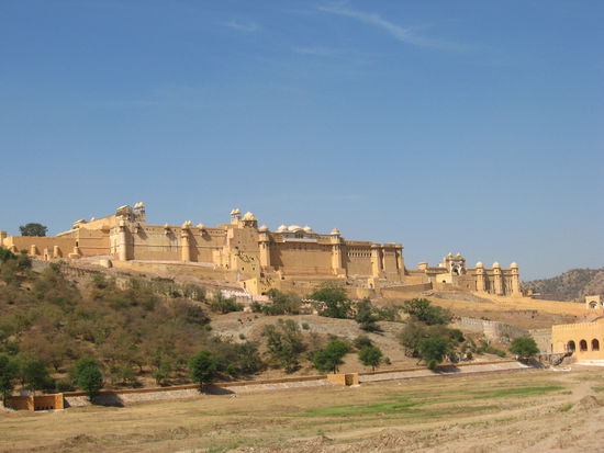 wirklich schoen und ruhig gelegen, haeufig nehmen die Touris einen Elefanten, um hinauf zu kommen, da die Elis aber nicht gut gehalten werden, haben wir das mal sein gelassen!!