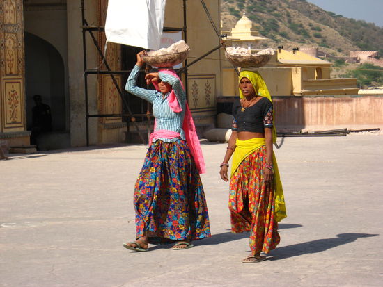 an vielen Ecken wird hier restauriert, das sind 2 Arbeiterinnen, die den ganzen Tag Steine hin und her transportieren.
Und das in der Hitze...