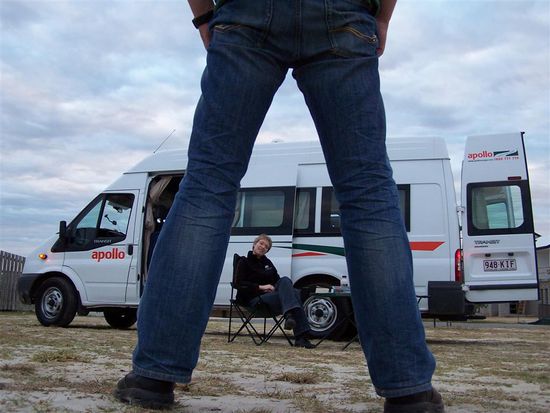 Dschango vor seinem Camper im "Outback"