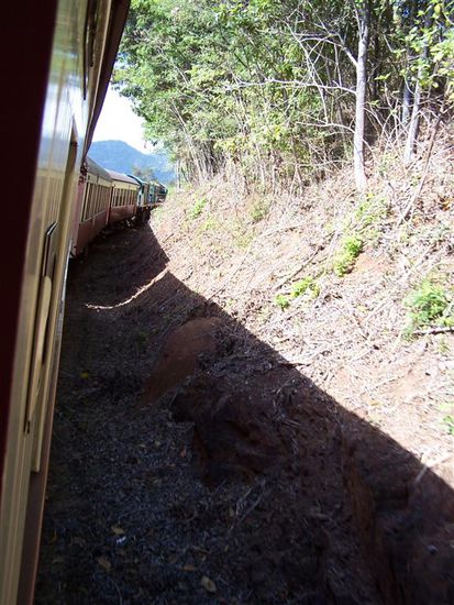 Wir erklimmen den Berg und passieren so manch steile Kurve