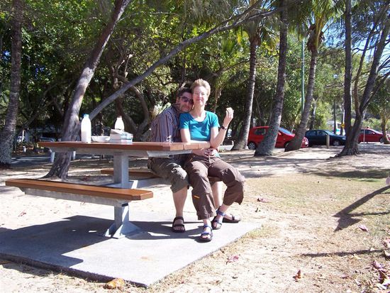 Hier in Palm Cove ist es verdammt windig - aber wir geniessen das Fruehstueck in der Sonne