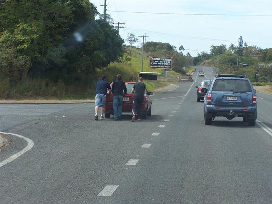 Gemuetlicher Kloensnack in Badelatschen unter Maennern - das nennt sich Manpower!!!