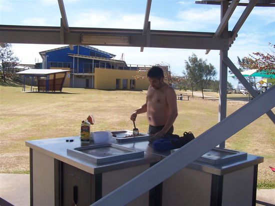 Andreas grillt eben nicht nur zu Hause gerne, sondern wir nutzen auch hier die frei zur Verfuegung stehenden Barbecue-Grills.