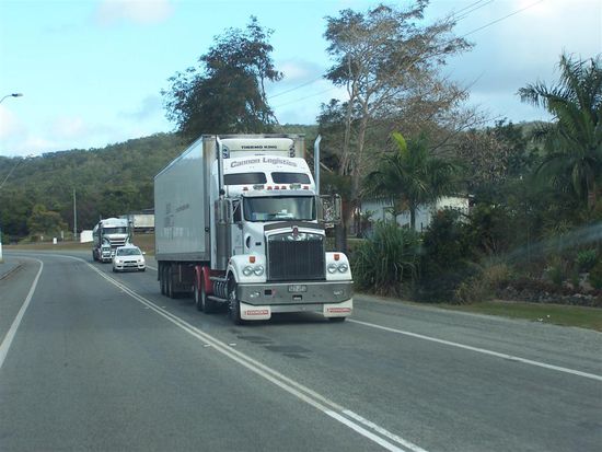 Bruce Highway - hier gibt`s Trucks, wow. Dieser ist kurz!!