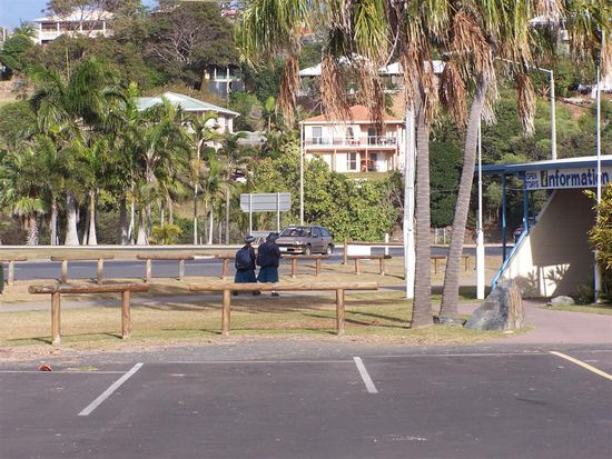 Unser Uebernachtungsplatz: Die beiden Maedels tragen die Schuluniform eines katholischen Maedcheninternats.