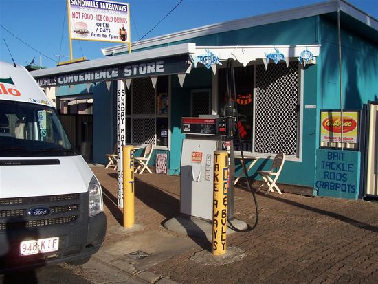 Der Kiosk mit der Zapfsaeule fuer Normal-Benzin in Keppel Sands - alias Elmo 