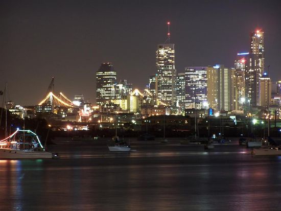 Die Skyline von Brisbane erhebt sich vor uns, als wir in die Stadt reinfahren.