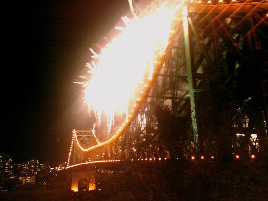 Wir stehen direkt an der Story Bridge und bewundern das Feuerwerk.