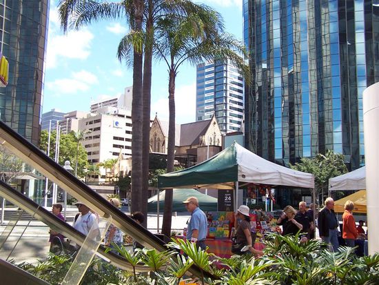 City-Flohmarkt unter Palmen.