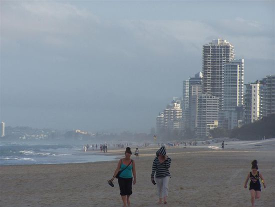 Es blaest tierisch, weshalb Joke am Strand bleibt ...