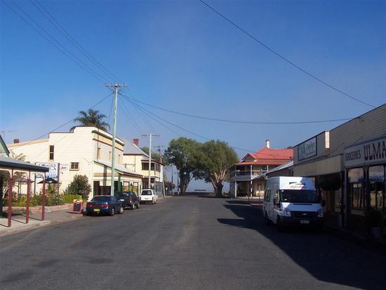 Geisterstadt im Westernstil. Unter den Baeumen endet die Strasse am Fluss, wo wir uebernachtet haben.