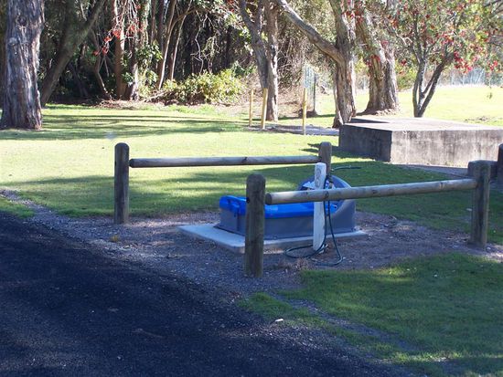 Endlich nach 3000 km die erste vernuenftige Dumping Station. Das Blaue ist der Klodeckel fuers Wohnmobil ...