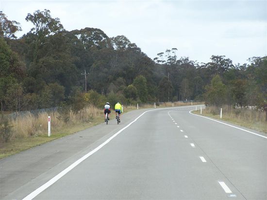 Das ist der Highway und auf dem Seitenstreifen sind tatsaechlich Radfahrer erlaubt - sogar auf Hochstrassen in Staedten. Die beiden Gegenfahrspuren sind rechts vom Gruenstreifen !!! Linksverkehr  !!!