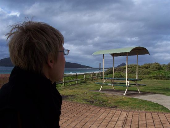 Fruehstueck in Hawks Nest.
Es ist kalt, extrem windig UND es gibt keine Faehre ...