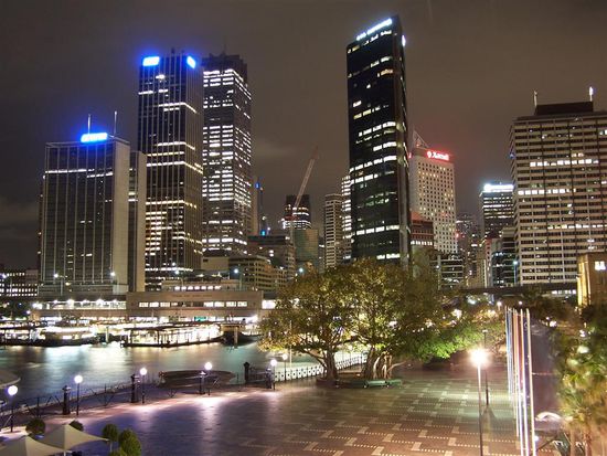 Blick auf Circular Quay mit Skyline ...