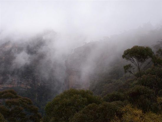 Hier muessen doch irgendwo die "Three Sisters" zu sehen sein? Das war jedenfalls der einzige Durchblick. Davor und danach war gar nichts zu sehen.