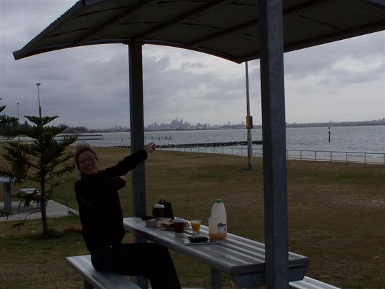 Da hinten, gaaaanz hinten!, ist Sydney. Und hier ist es ziemlich windig und kalt, brrr.