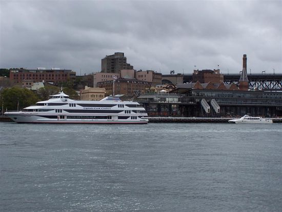Blick auf das Überseeterminal und im Hintergrund rechts oben die Rampe zur Harbourbridge.