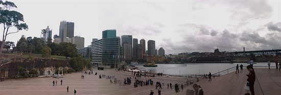 Panoramablick von der Oper rechts zum Circular Quay und links zum Botanischen Garten.