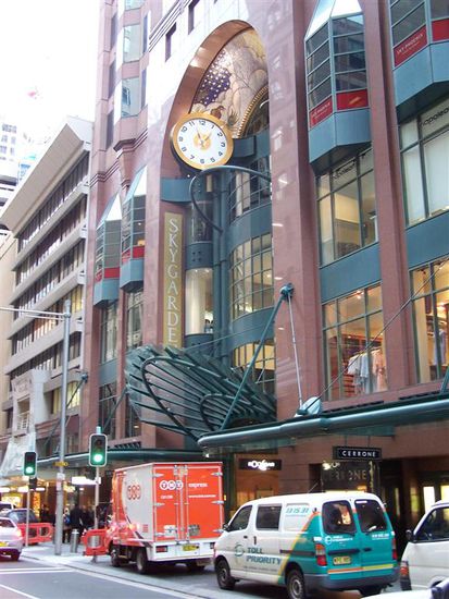 Der Eingang zum Skyturm über Sydneys Skyline.