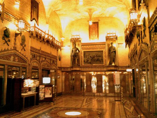 Der Eingang zum State: Hinten sind die Türen zu sehen; direkt hinter mir ist das "Foyer" zur Straße offen.