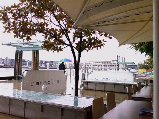 Der Regenschirm des Passanten in der Mitte ist heute ein echter Lichtblick!
Die Möwe im Vordergrund hat sich ihr Futter übrigens direkt aus dem Restaurant vom Teller der Gäste geholt, was viel Geschrei und Empörung gegeben hat. Hier ist aber auch die gesamte Front offen, weshalb die Spatzen in Melbourne besser waren. Die konnten die Automatiktüren zum Food-Court selber öffnen !!!