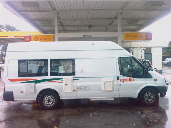 Das ist unser Camper! Der paßt in eine Parklücke, wenn man rückwärts das Heck über Grünflächen (ohne Zaun!!!) positioniert und dann cool darüber hinwegsieht, dass man vorne immer noch fast einen Meter in die Fahrbahn hineinragt.