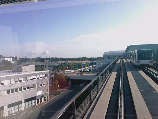 Wir fahren ein bischen Bahn am Frankfurter Flughafen - ausreichend Zeit und schönes Wetter haben wir ja 