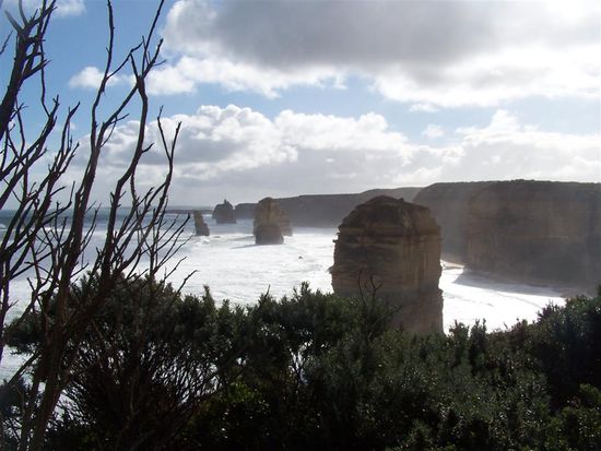 Ein paar der 12 Apostel (die Felsen im Wasser)im Gegenlicht.
