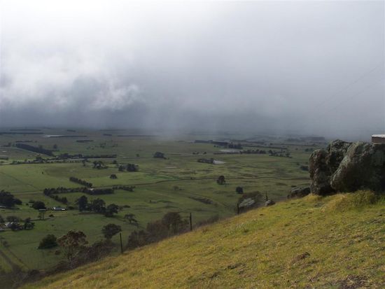 Flaches Land und Wetterfronten vom Mount Rouse aus gesehen.