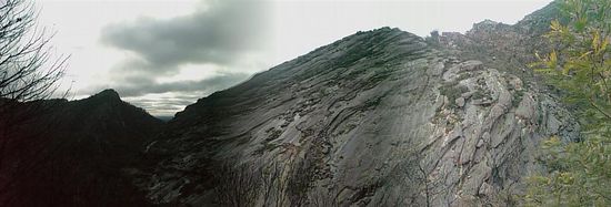 Noch sehen wir die Berge auf der anderen Seite. Aber wir sind ja auch noch lange nicht oben ...