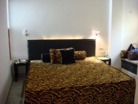 Hihi, unser Hotelzimmer im Tiger-Look! Dieses Foto haben wir extra fuer Eva gemacht!