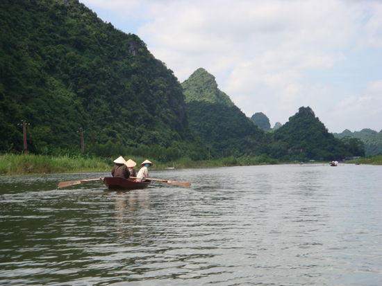 rudernde frauen aufm weg zur pafume pagode