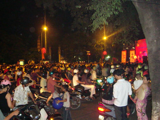 massenauflauf auf der strasse am nationalfeiertag