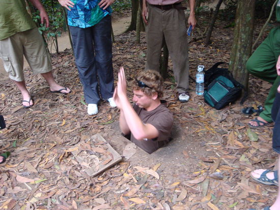 martin zwaengt sich in den eingang des tunnels