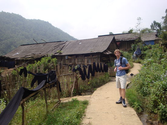 Bergdorf, in dem Stoffe eingefaerbt und zu kleidung etc verarbeitet werden