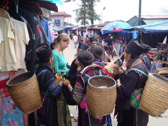 Cosima umringt von aeusserst verkaufslustigen Hmong-Frauen