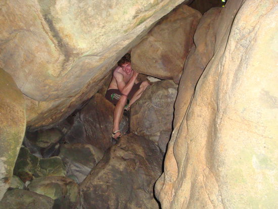 durch dieses loch mussten wir tatsaechlich durch!