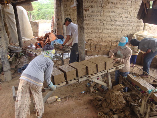 harte arbeit in der ziegelstein-fabrik
