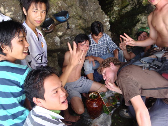 diese jungen maenner haben uns spontan zu speiss und trank eingeladen