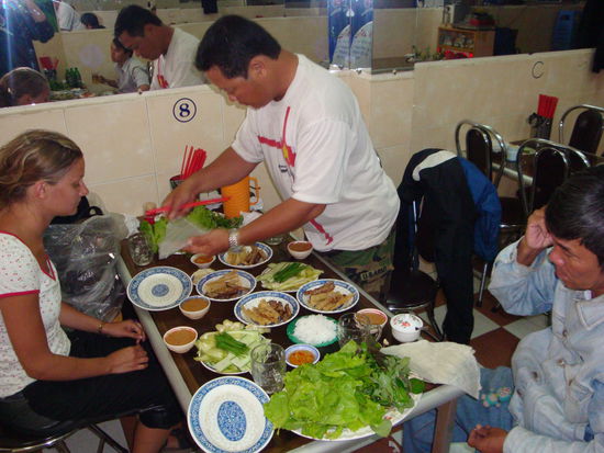 leckeres buffet (fruehlingsrollen selbst gedreht) fuer unglaubliche 75cent p.P.