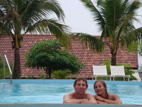 im hauseigenen swimmingpool bei regen