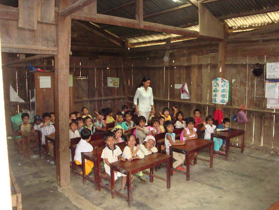 blick ins klassenzimmer einer grundschule