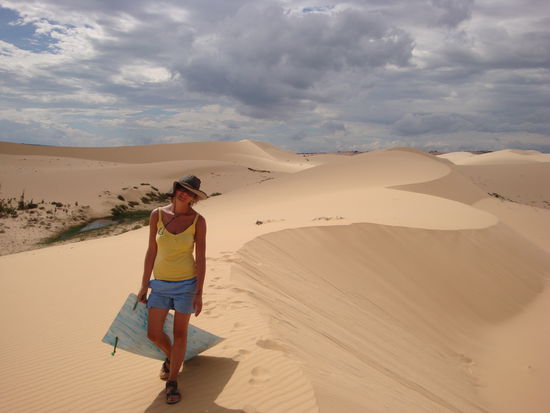 schlittenfahren auf den weissen sandduenen