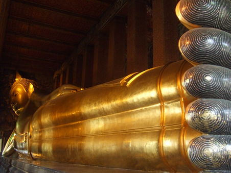 Dies ist ein riesiger Buddha, so ca.50-70m lang. Steht im Wat Pho, unser zweiter touristischer Stopp gestern.