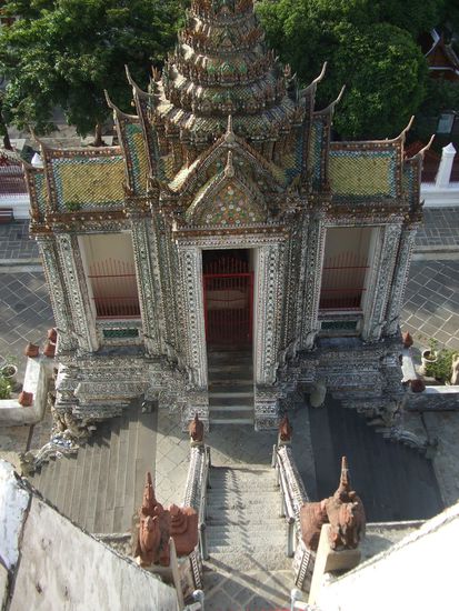 Oben vom Wat Arun hatten wir diesen super Ausblick (ueber die ganze Stadt). 
Leider mussten wir die verdammt steilen Stufen auch wieder herunter....
(nichts fuer Leute mit Hoehenangst!)