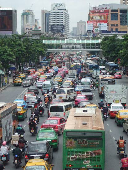 Eine ganz normale Strasse in Bangkok...
Man beachte die vielen Mopeds (jeder zweite faehrt hier wohl eines...),die sich durch den Verkehr schlaengeln... Ca.50 folgen diesen hier noch...