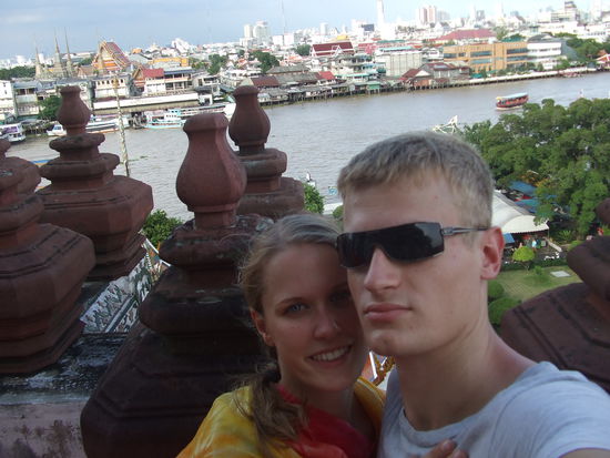 Hier seht ihr uns auf dem Wat Arun, von dem es schon ein Foto gab. Im Hintergrund ist der Fluss von Bangkok zu sehen..
