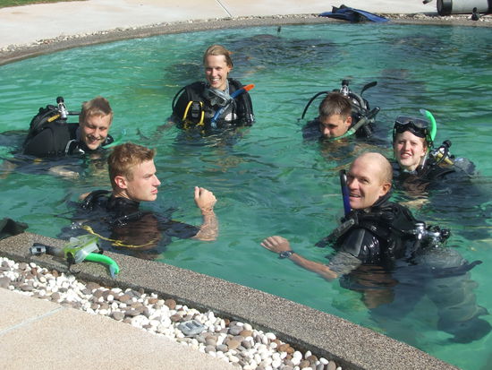 Unser erster Tauchgang im Pool des Crystal  Diver Resort in kompletter Tauchausruestung!