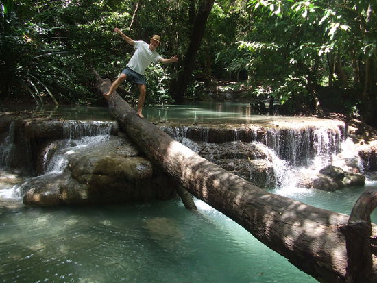 Erawan National Park
-Franz versucht sich gerade verzweifelt vor der Ameisenstrasse bzw. -autobahn auf dem Baumstamm bei der 1.Stufe zu retten...